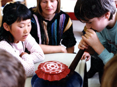 �H&ouml;ren mit den Augen�, Kinder einer Sprachheilschule, Margarete L&ouml;wensprung, 1988, Foto: Christa Pilger-Feiler
